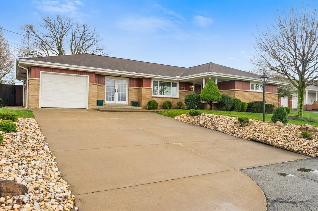 1182 Lakeview Dr, Latrobe, PA 15650-2716