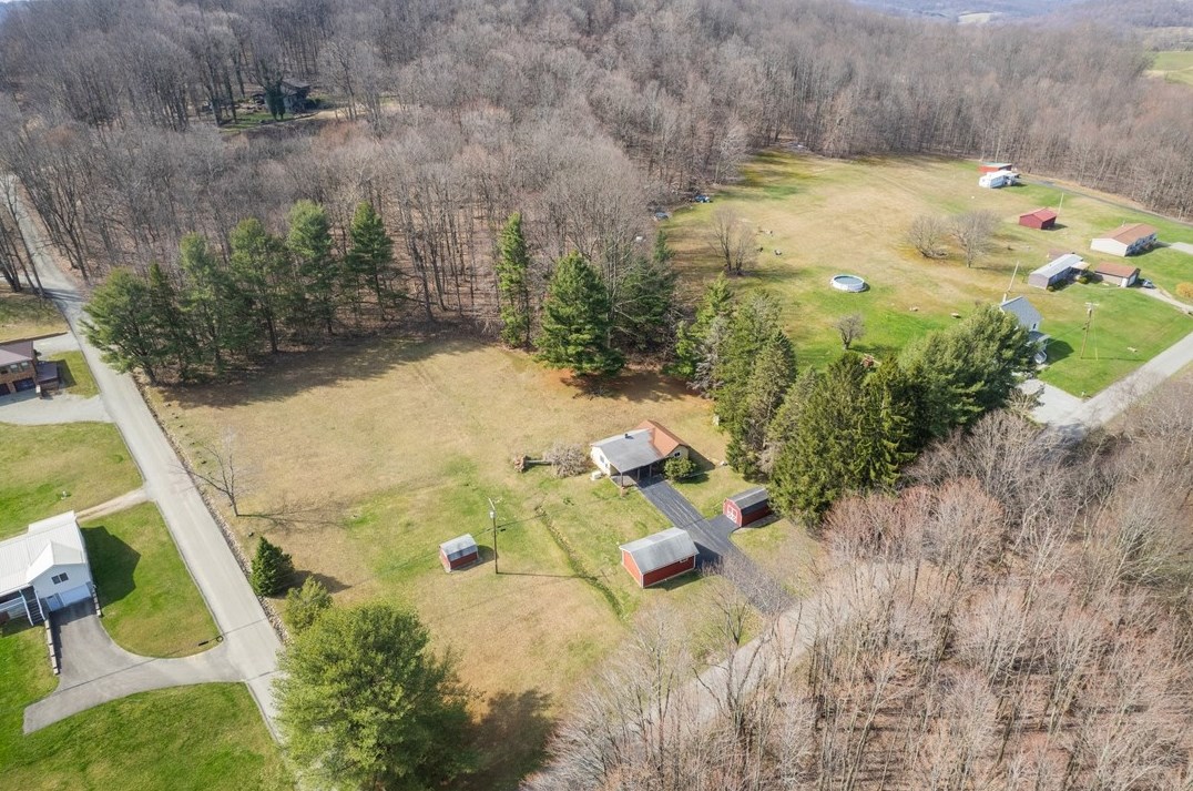 225 Pine Slope Rd, Acme, PA 15610