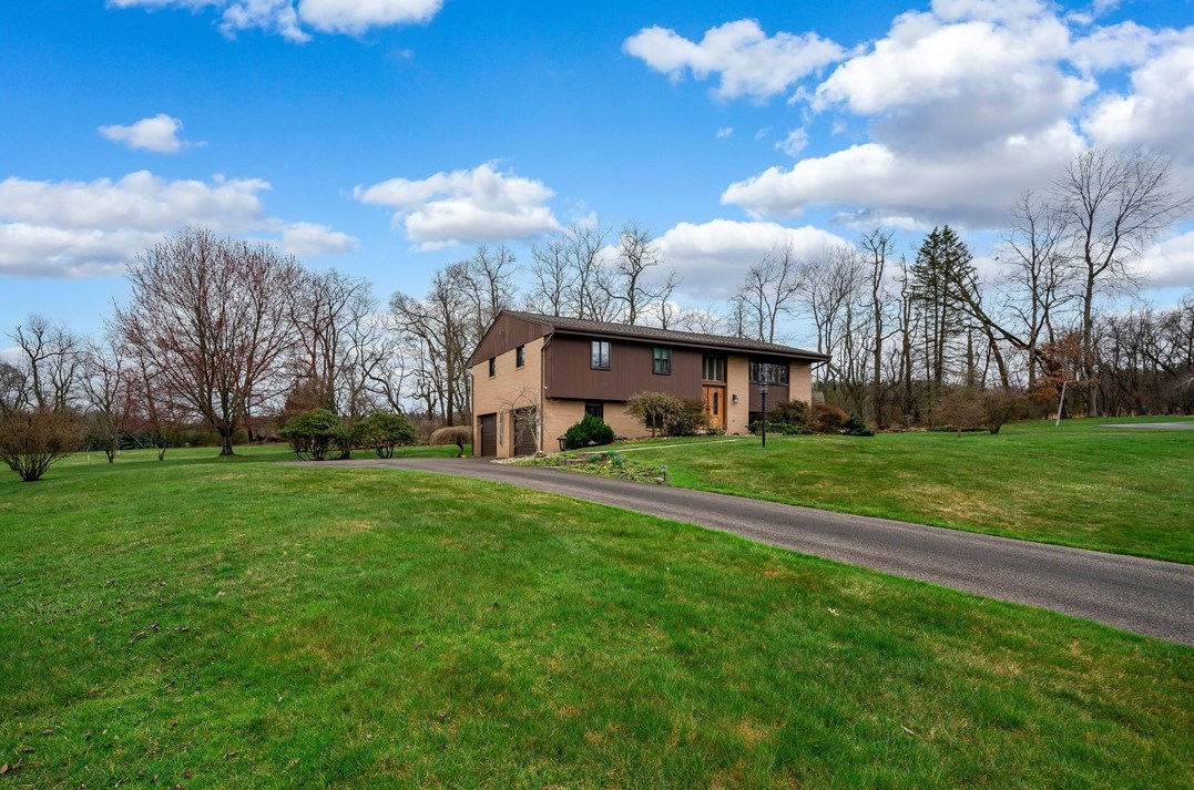 1237 Lakevue Dr, Butler, PA 16002