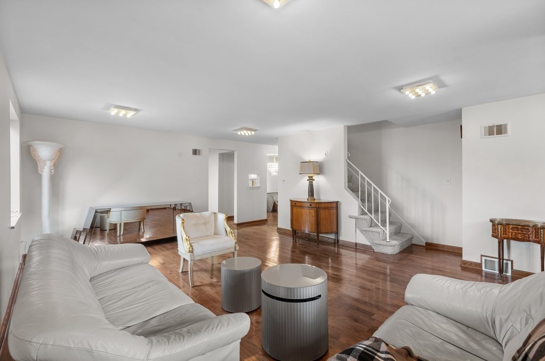 5538 Pocusset St, Pittsburgh, PA 15217-1913