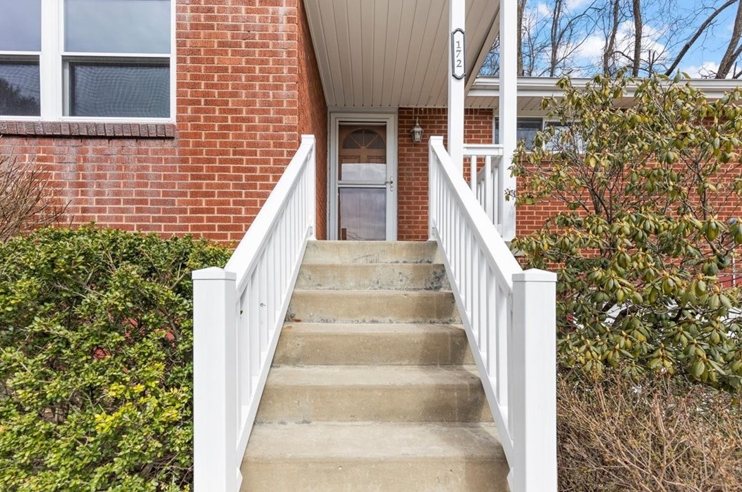 172 Claymont Dr, Verona, PA 15147