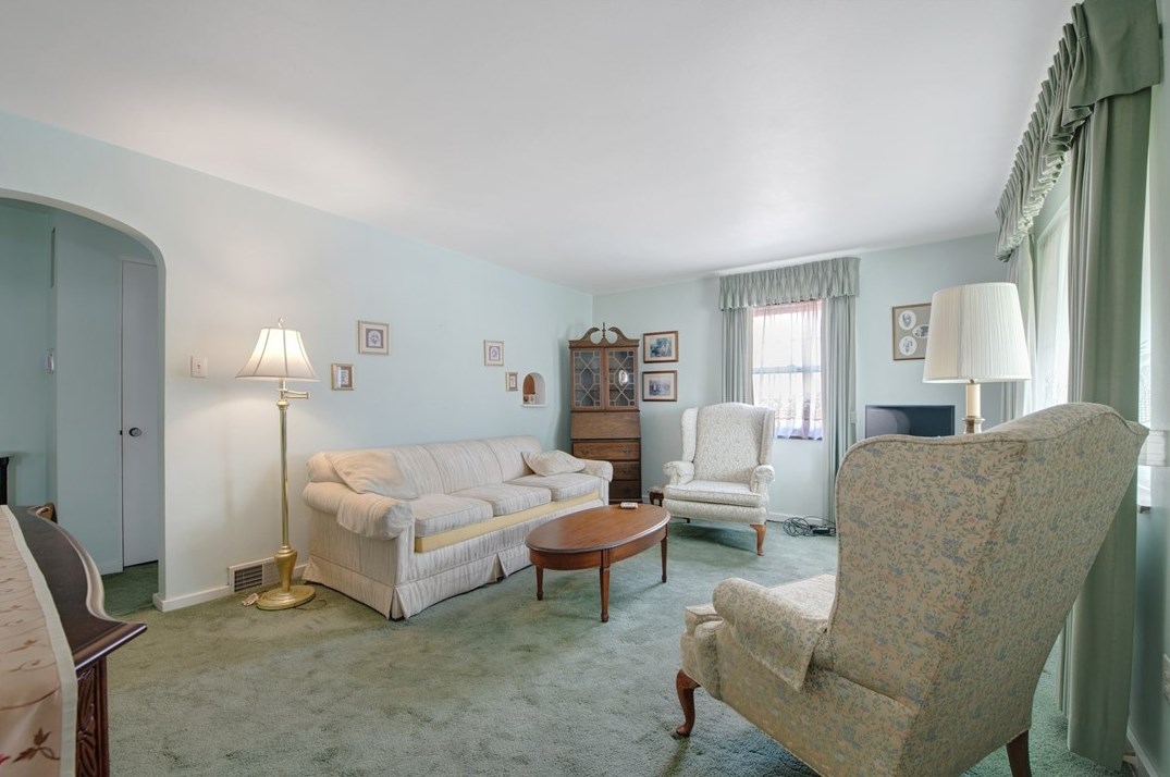 208 Eastern Dr, New Kensington, PA 15068-3236