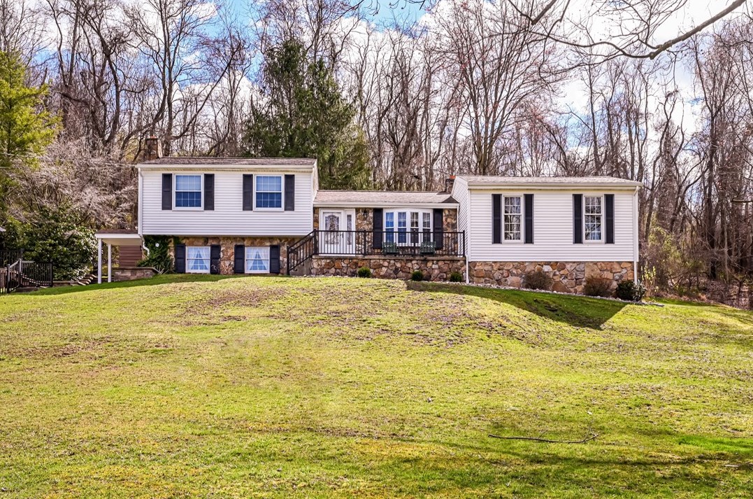 128 Honey Suckle Ln, Greensburg, PA 15601