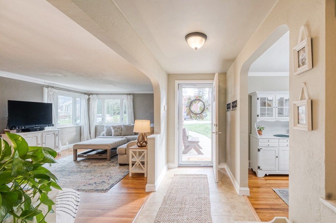 990 Redwood Dr, Pittsburgh, PA 15234-1106