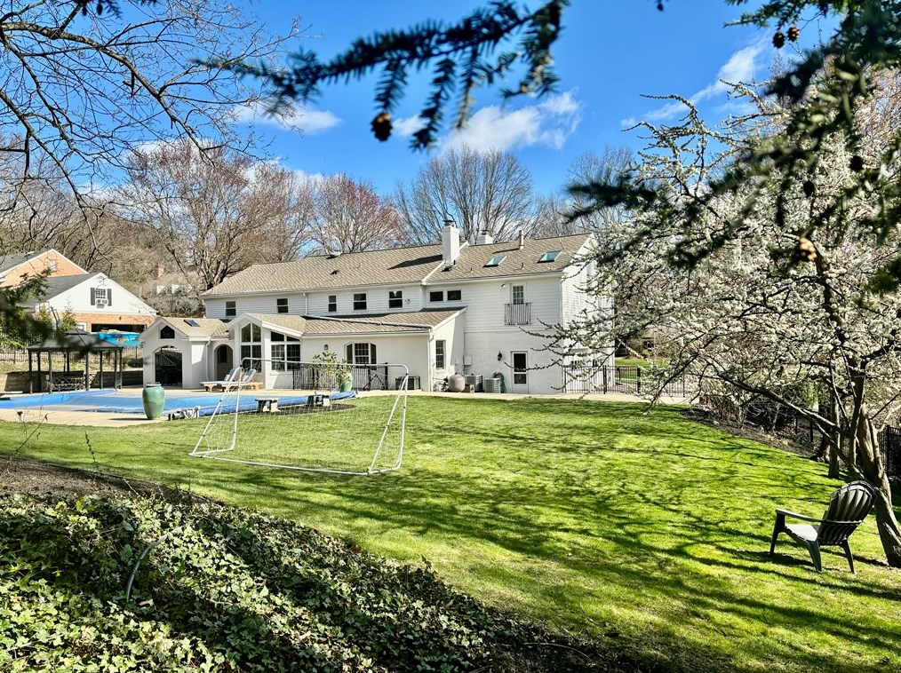 135 Devonwood Dr, Pittsburgh PA  15241-2255 exterior