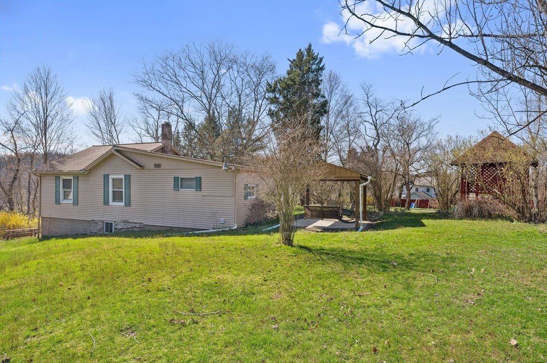 323 High Brow Ln, Jeannette, PA 15644-2967