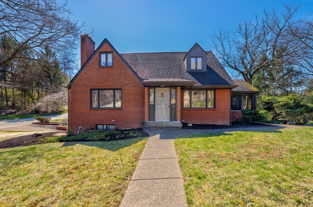 212 Mohawk Dr, Pittsburgh, PA 15228-1520