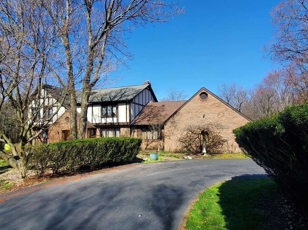 121 Lakeshore Dr, Butler, PA 16001