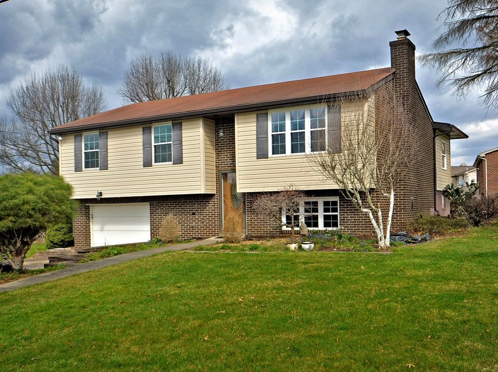 115 Carolina Dr, West Newton, PA 15089