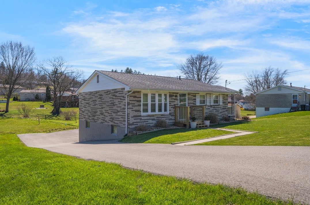 10 Nancy Dr, Jeannette, PA 15644-1083