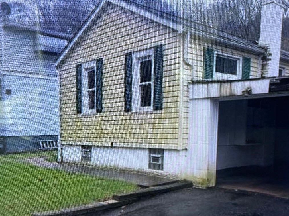 3738 Shady Ln, North Versailles, PA 15137-2348
