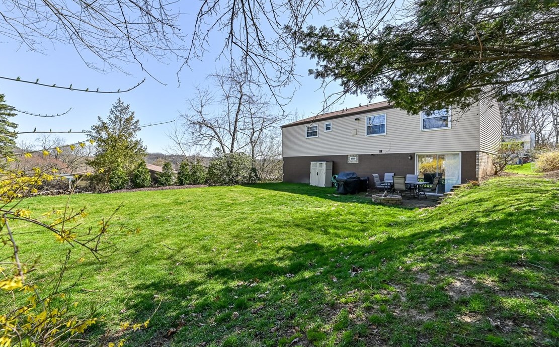 229 Rosebriar Dr, Glenshaw PA  15116-1333 exterior