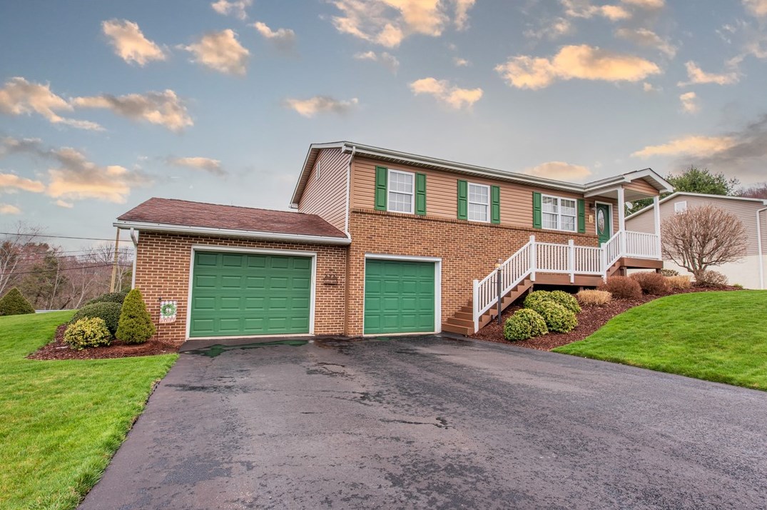 33 Ashland Way, Vandergrift, PA 15690-2004