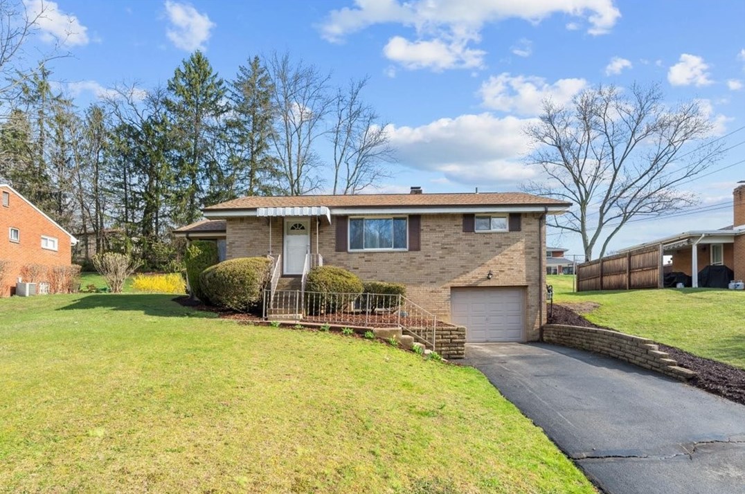 429 Sharon Rd, Moon Twp, PA 15108-2620