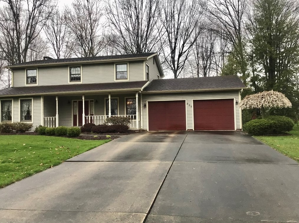 325 Butterfly Ln, Hermitage, PA 16148-3577