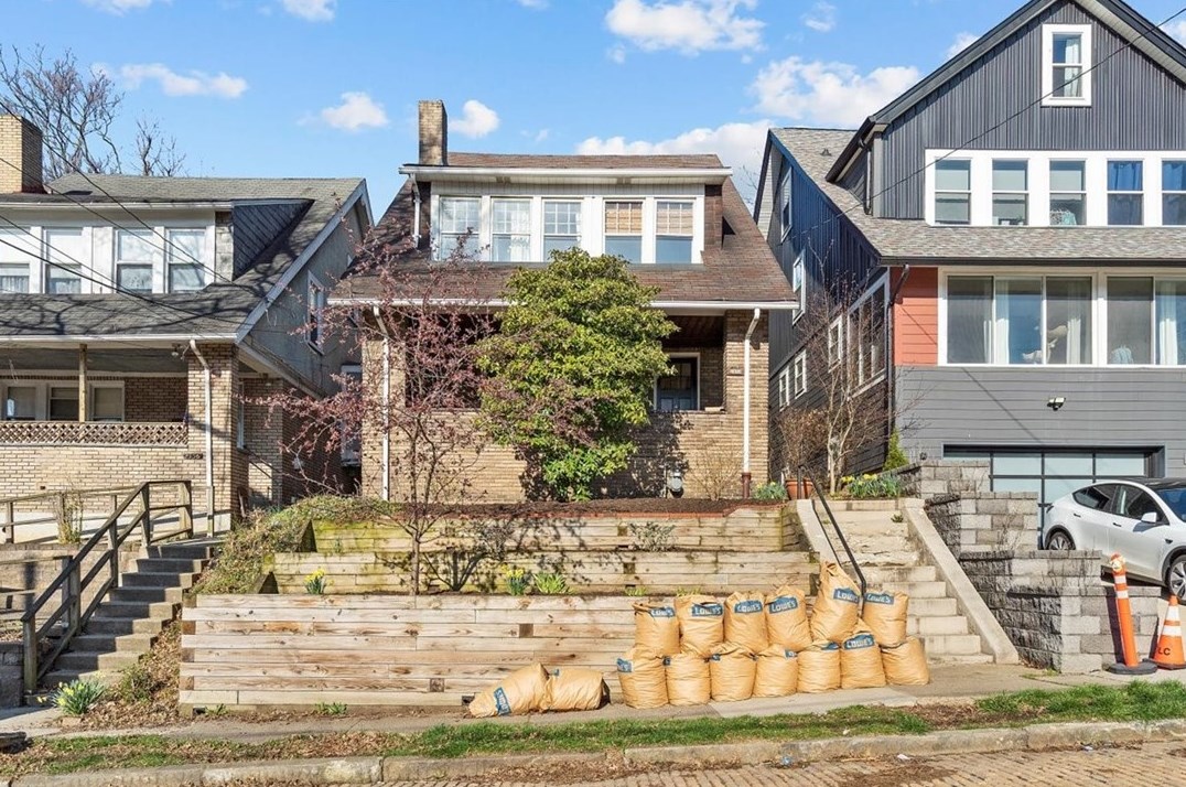 2352 Pittock St, Pittsburgh, PA 15217-2312