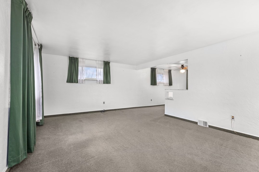 4801 Willow Dr, Pittsburgh, PA 15236-1842