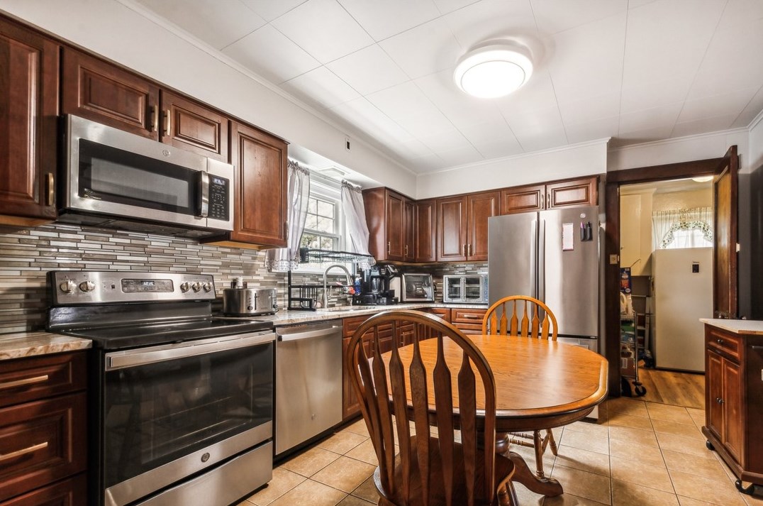 1261 Taylor Ave, New Kensington, PA 15068-5530