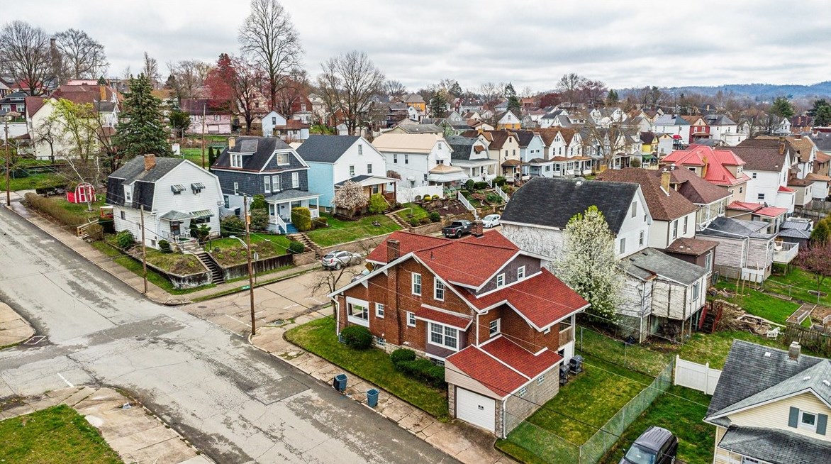 1261 Taylor Ave, New Kensington PA  15068-5530 exterior