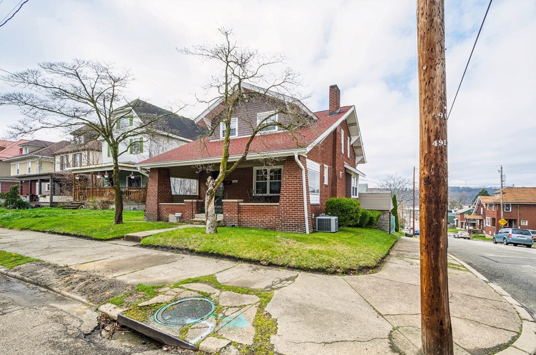 1261 Taylor Ave, New Kensington PA  15068-5530 exterior