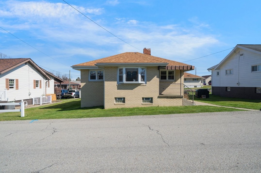 606 Memorial Dr, New Kensington, PA 15068-2025