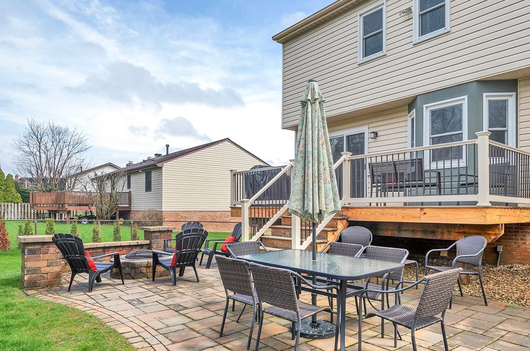 226 Rizzi Dr, North Huntingdon PA 15642-8901 exterior