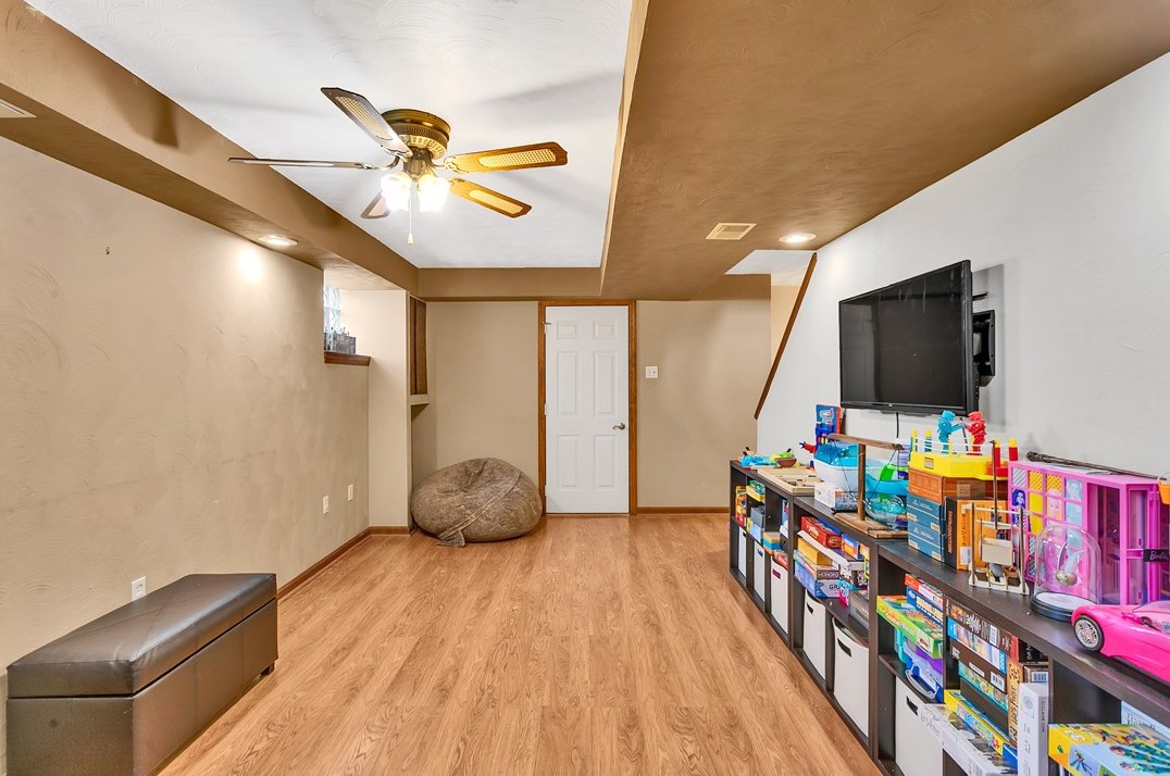 226 Rizzi Dr, North Huntingdon PA 15642-8901 exterior