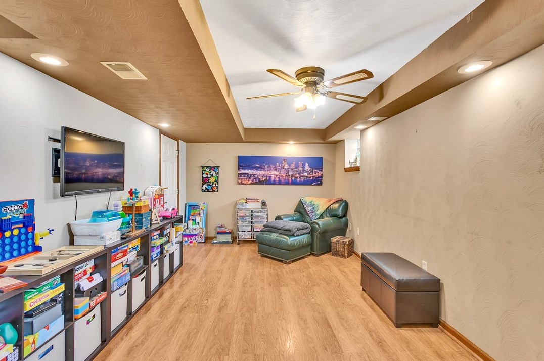 226 Rizzi Dr, North Huntingdon PA 15642-8901 exterior