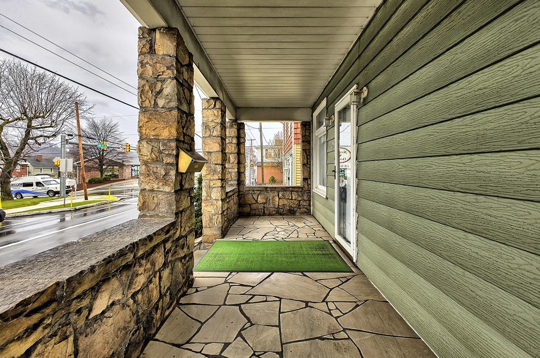 29 4th St, Youngwood, PA 15697-1305