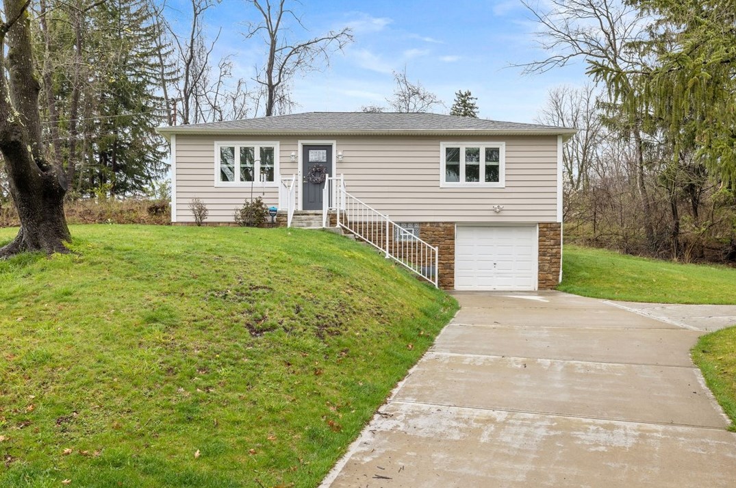 9010 Knoll St, Allison Park, PA 15101