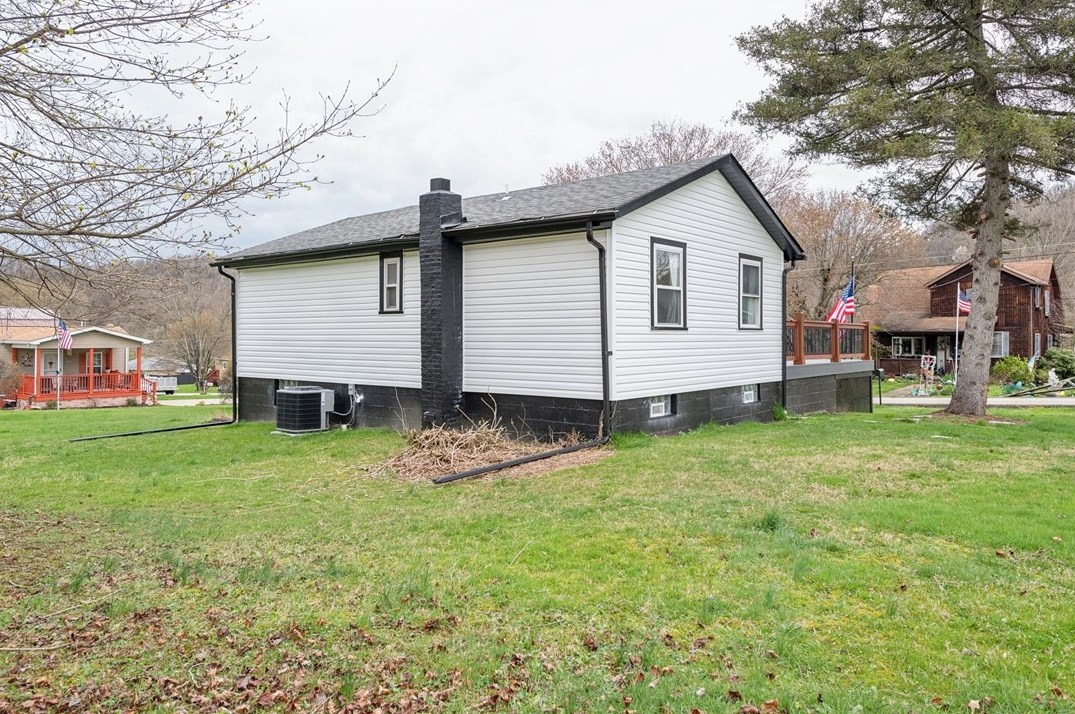 410 Locust St, West Newton PA  15089-1016 exterior