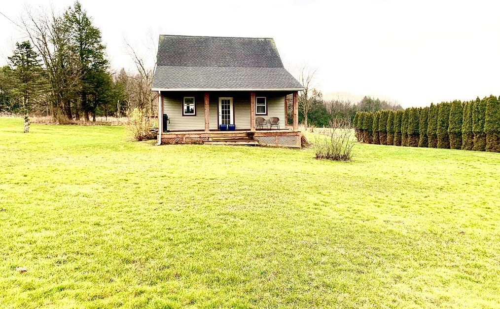 830 Hamburg Rd, Fredonia, PA 16124-1818
