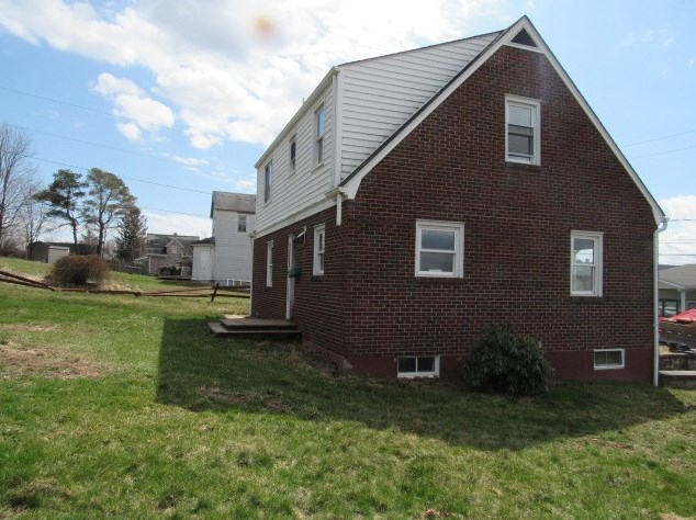 868 Lohr St, Central City, PA 15926-1214