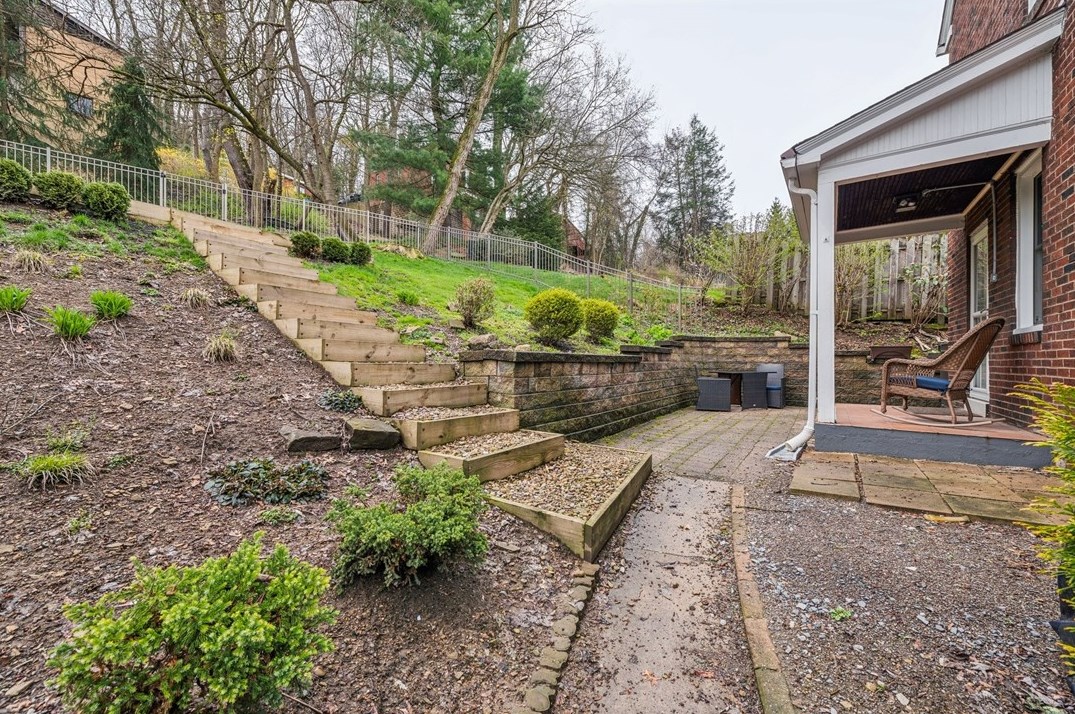 700 Cascade Rd, Pittsburgh PA  15221-4606 exterior