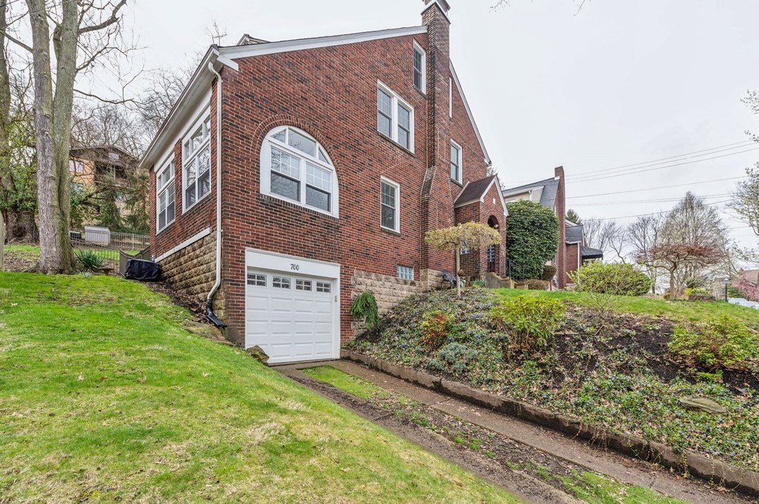 700 Cascade Rd, Pittsburgh PA  15221-4606 exterior