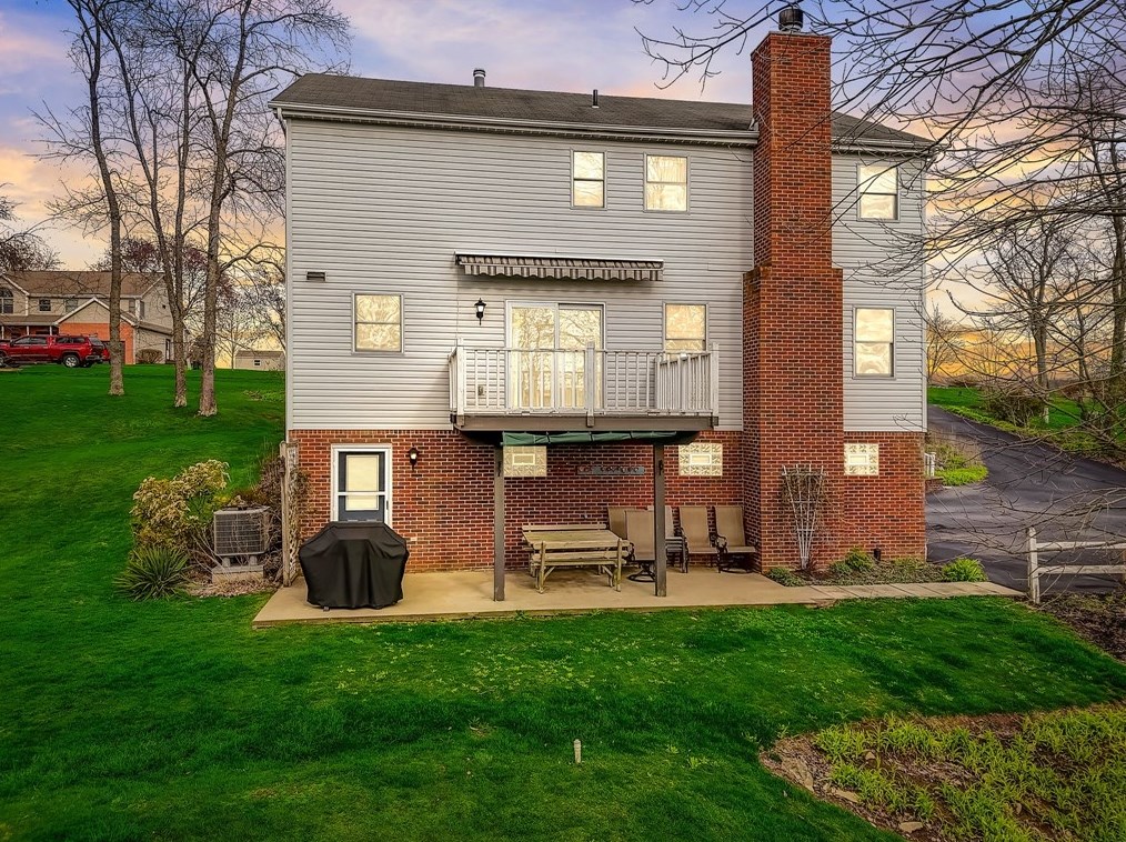 1005 Greer Ln, Jeannette, PA 15644-4753