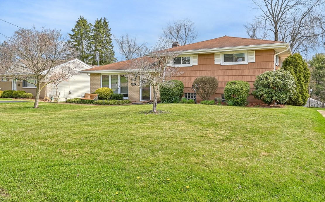 465 Toledo Dr, New Kensington, PA 15068-3315