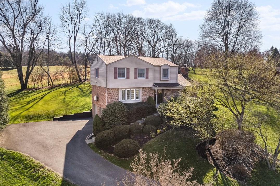 1225 Lakevue Dr, Butler, PA 16002