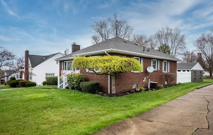 405 7th St, Hermitage, PA 16150-1823