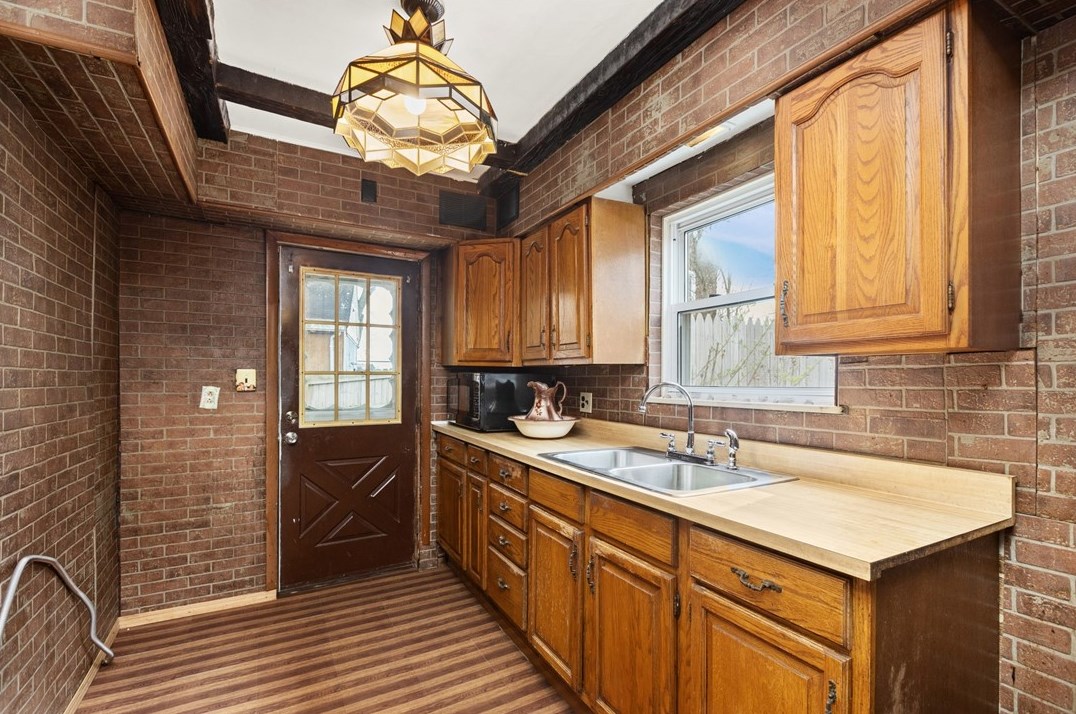 742 Mclain St, Pittsburgh PA 15210-1073 exterior