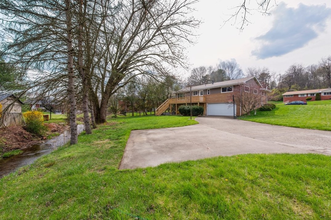 729 Brookview Dr, Greensburg PA  15601-1420 exterior