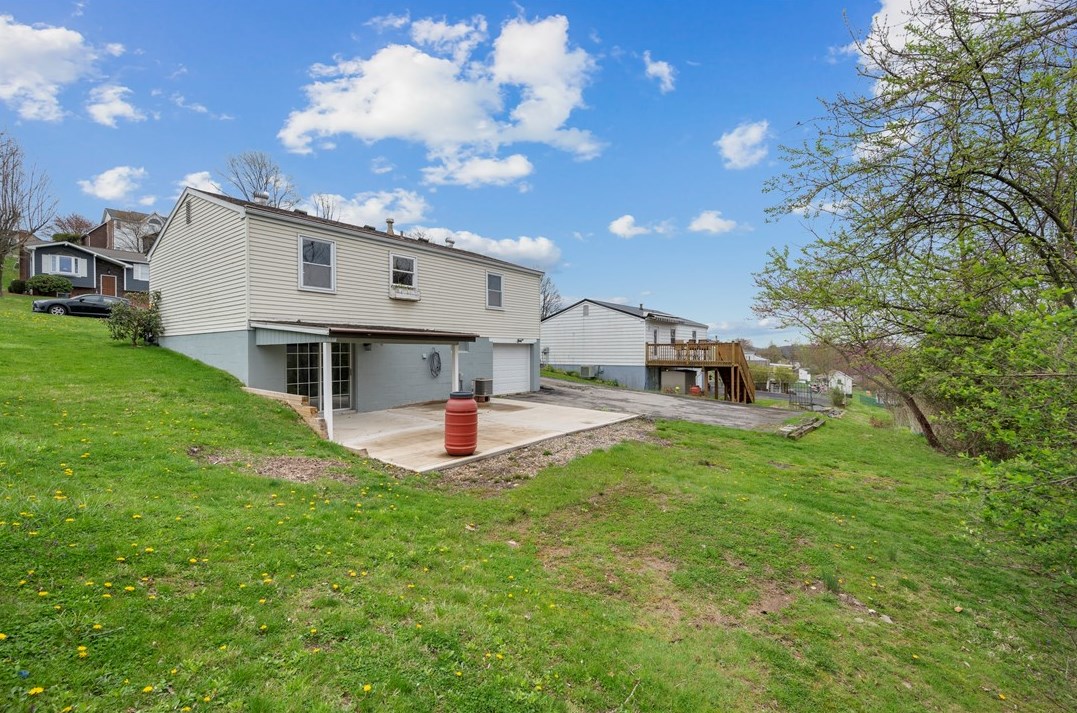 220 Bonita Dr, Greensburg PA  15601-4922 exterior