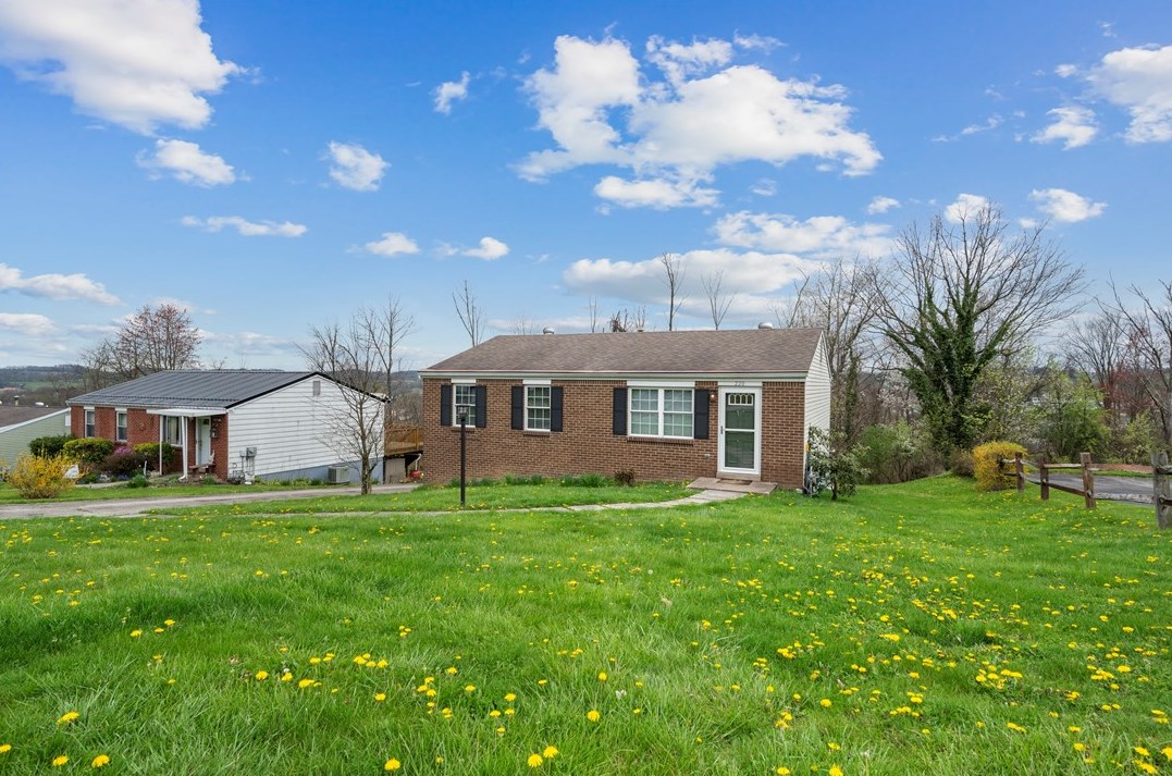 220 Bonita Dr, Greensburg PA  15601-4922 exterior