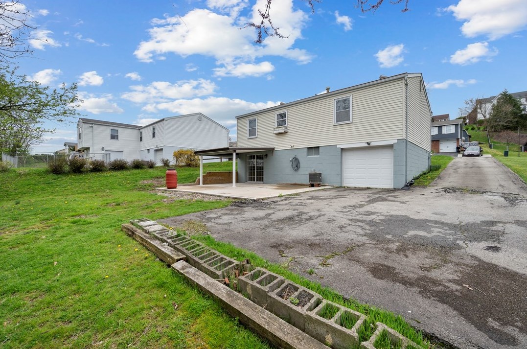 220 Bonita Dr, Greensburg PA  15601-4922 exterior
