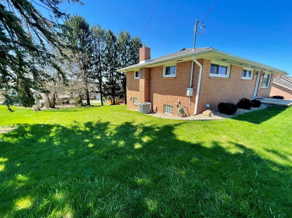 1253 Scenic Dr, Latrobe PA  15650-2735 exterior