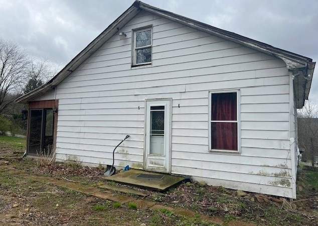 29 Savannah Gardner Rd, New Castle, PA 16101