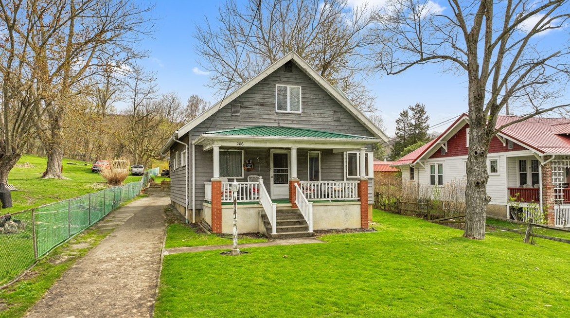 206 Hopwood Coolspring Rd, Hopwood, PA 15445