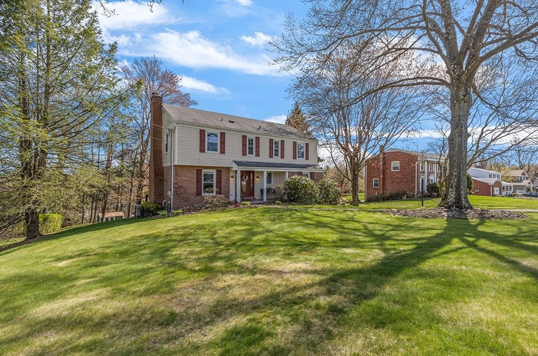 1556 King Charles Dr, Pittsburgh, PA 15237-1584