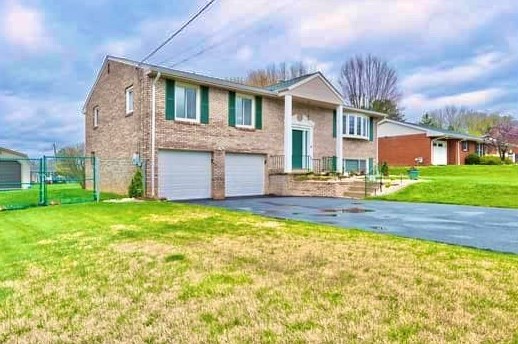 221 Roxbury Dr, Greensburg, PA 15601