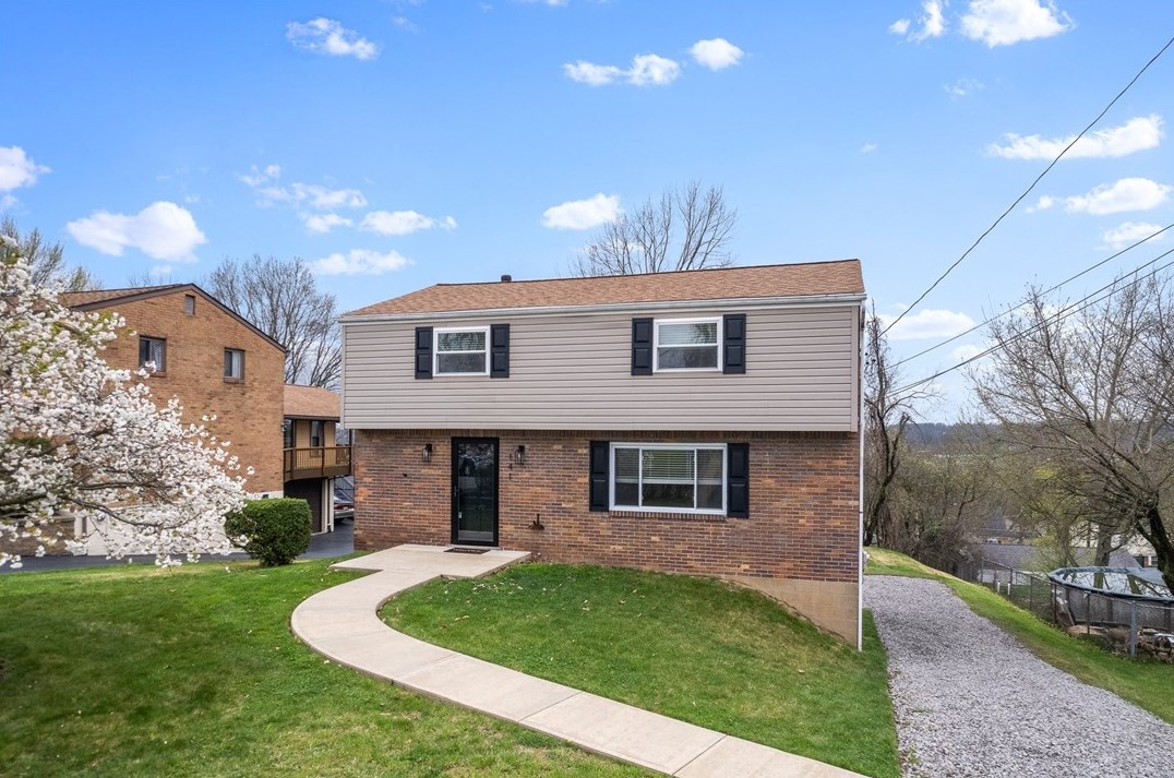 141 Alcan Dr, Pittsburgh, PA 15239-2362